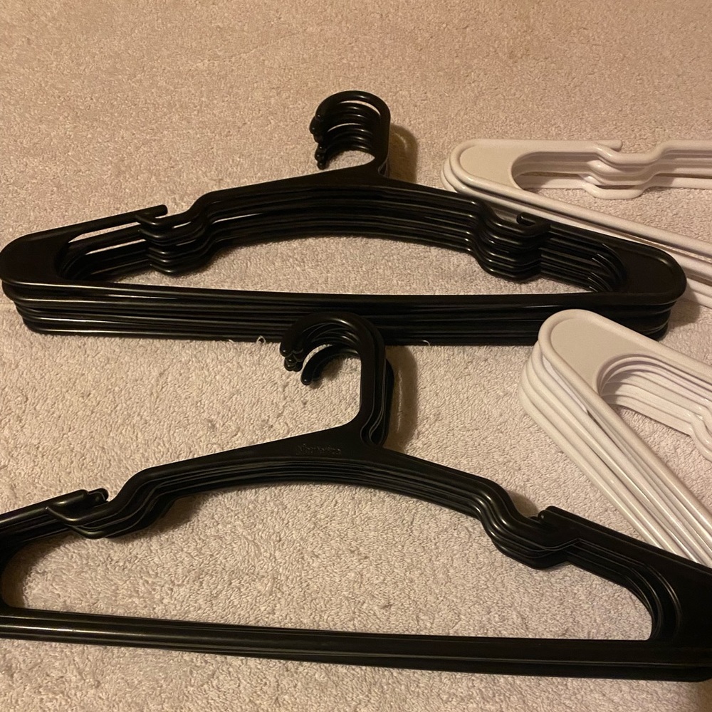 30 Plastic Clothes Hangers Black: 15 and White: 15 - Picture 2 of 4